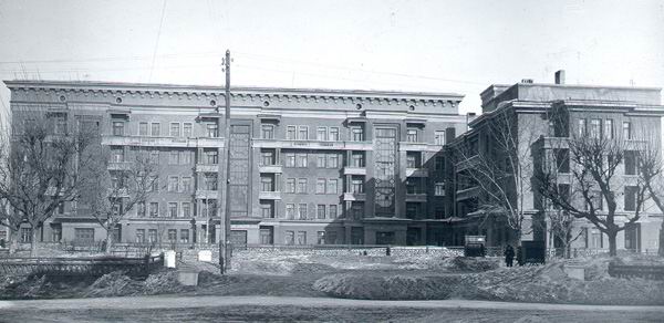 Жилой дом по проекту Кузьмина в Новосибирске на Красном проспекте. 1950-е