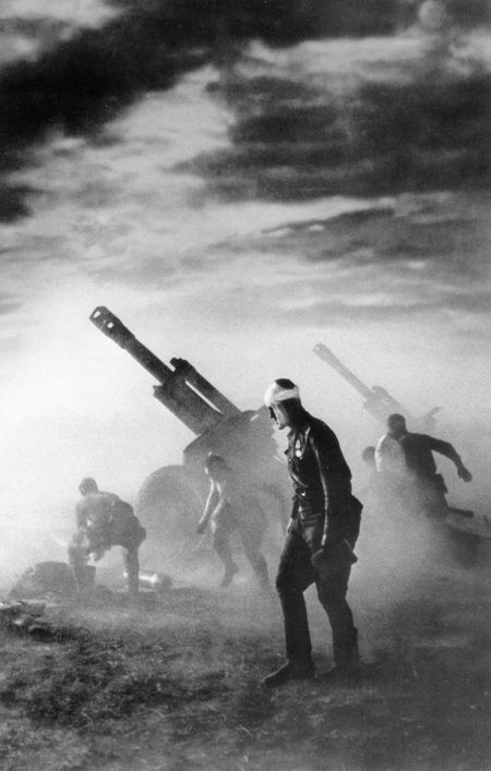 Э.Евзерихин. 2-й Берорусский фронт. На артиллерийской позиции. Будем стоять на смерть. 1944