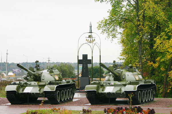 Памятный знак-крест, звонница из деталей танка Т-34
