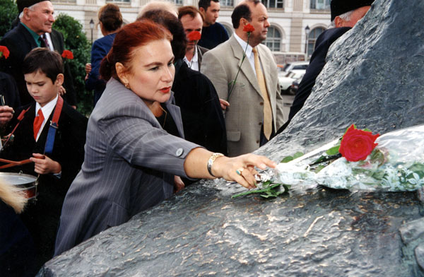 У подножия памятника М. Джалилю в Казани. Август 2001 г.