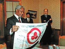 Вручение Знамени Мира Генеральному секретарю ООН К.Аннану.