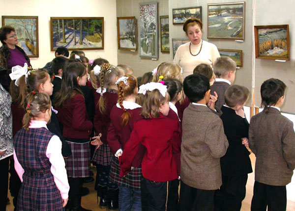 Экскурсию по выставке В. Пермиловского проводит экскурсовод Н. Федотова. 2004