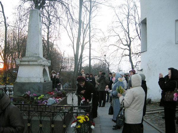 Возложение цветов на могилу А.С. Пушкина