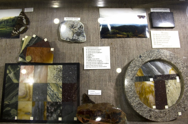 Коллекция камней в экспозиции музея