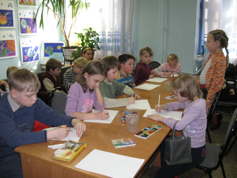 Дети рисуют Мологу. Фото А.Похлебалова.