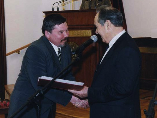 Президент РТ Шаймиев вручает награду 