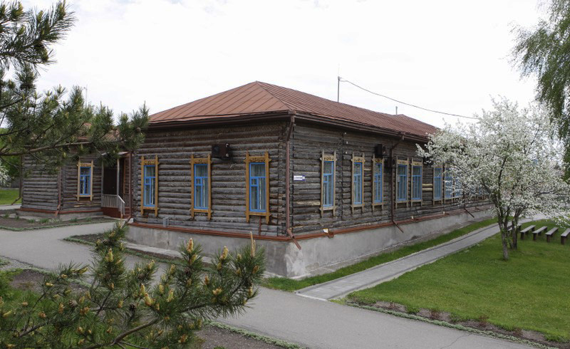 Школа, где учился и работал В.М. Шукшин (главное здание музея)