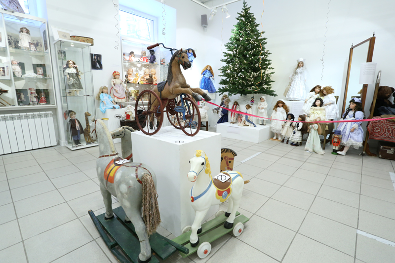 Зал промышленной игрушки. Коллекция коней-каталок кон. XIX в. - 1980-е гг.
