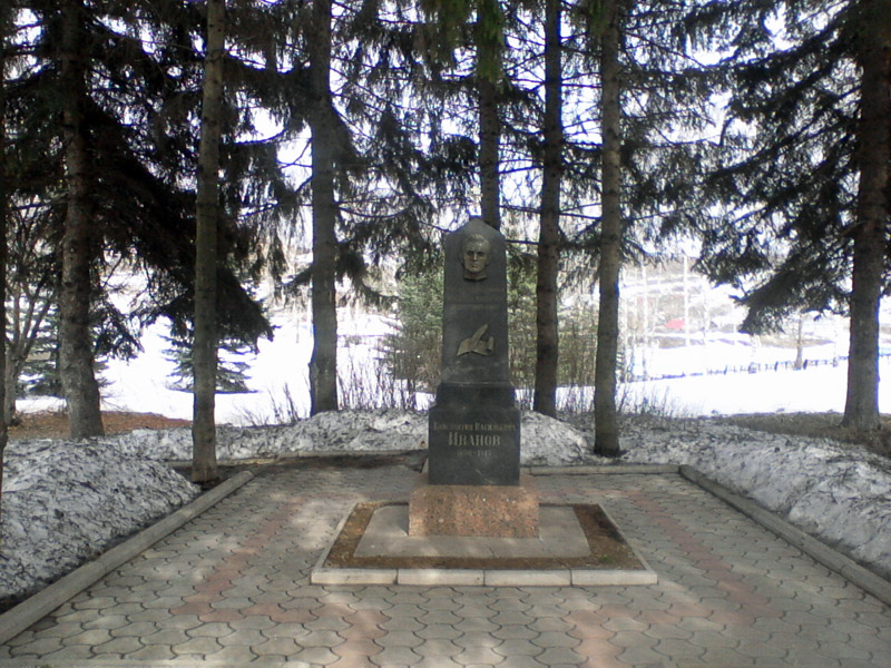 Памятник К.В. Иванову работы скульптора Нагорнова. Установлен в 1991 году