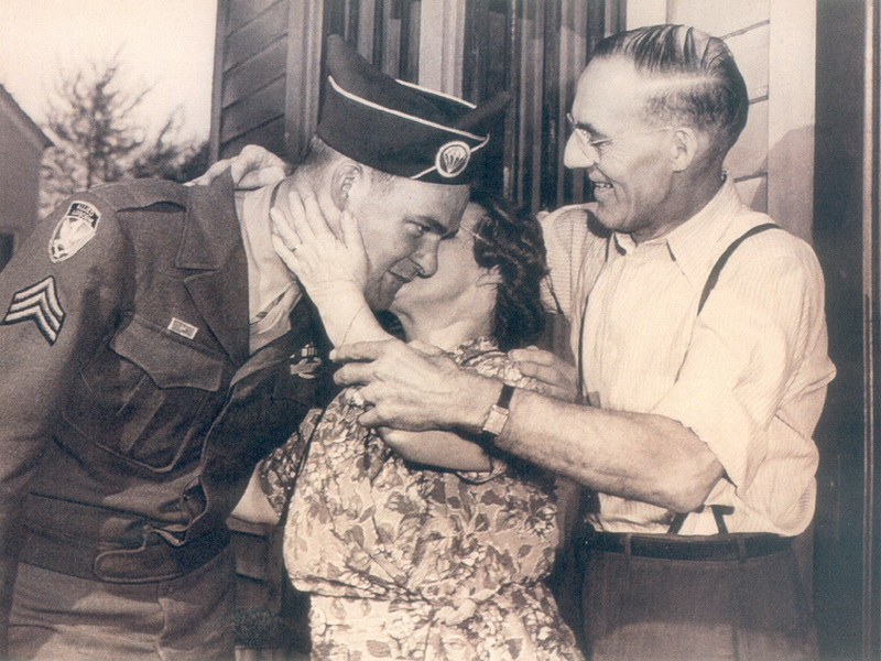 Джозеф Байерли, его мать, Элизабет Байерли, и его отец, Уильям Байерли. Апрель 1945