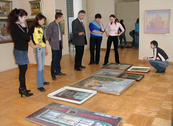 Занятие для студентов-музееведов по созданию экспозиции на выставке, посвященной 275-летию Барнаула. 2005 г.