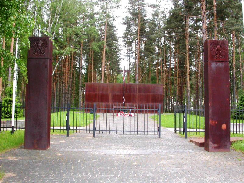 Входная группа Польского военного кладбища