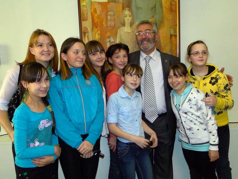 Гагик Бадалян с учениками художественных школ на открытии выставки