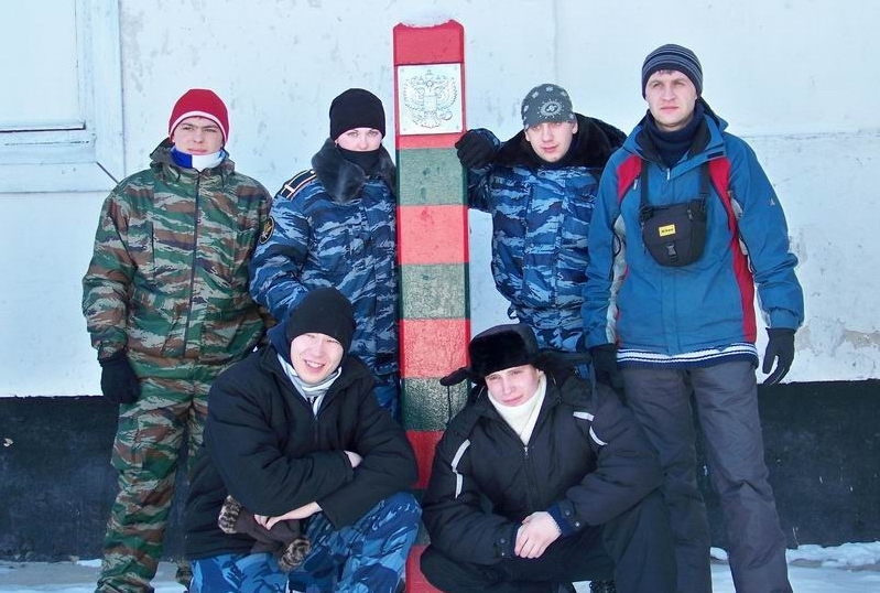 Снежный десант 2011, памятник и погранзастава в Борисенках