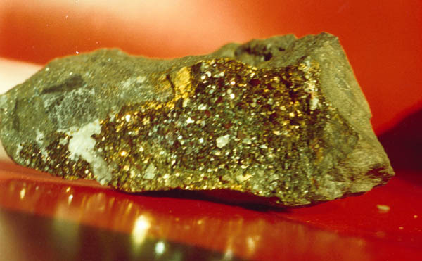 Штуф медно-колчедановой руды Урупского месторождения с друзой кристаллов халькопирита