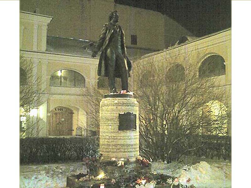 Памятник Пушкину во дворе ВМП на Мойке, 12.