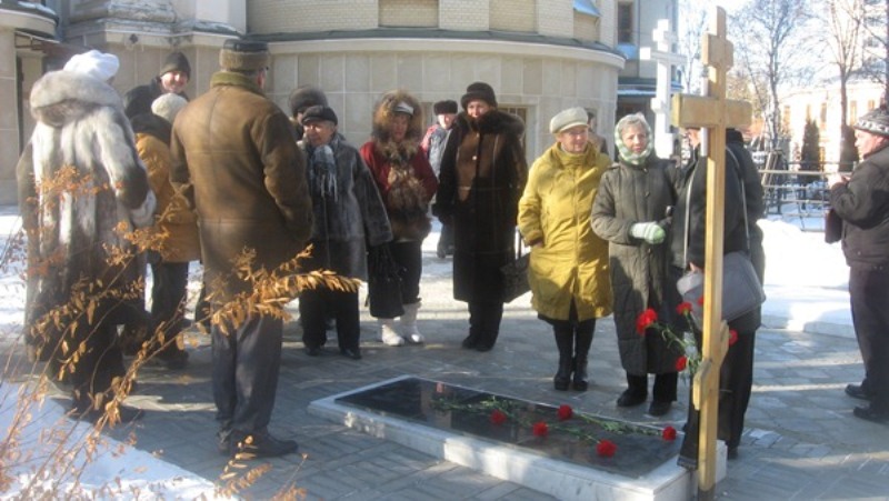Участники мероприятия у могилы В.И. Сафонова