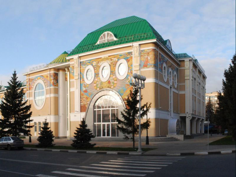 Фасад музея. На пересечении улиц Попова и Победы