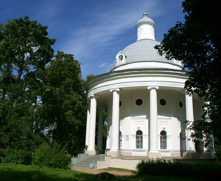 Здание бывшей путевой церкви Екатерины II, где расположен музей колоколов