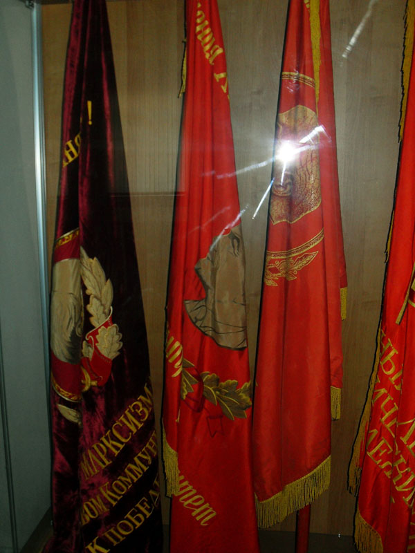 Знамена в экспозиции музея