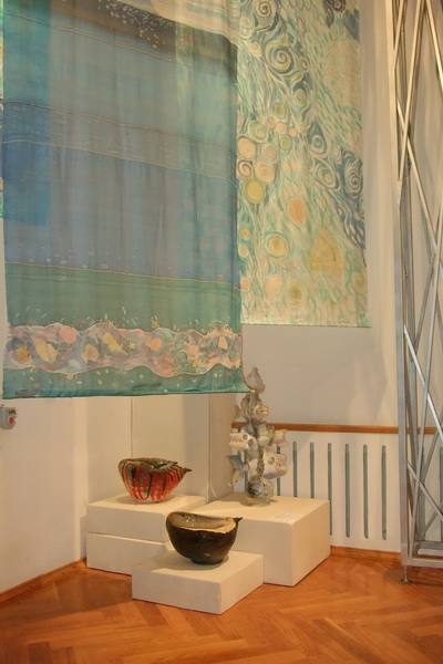 Вид экспозиции выставки работ О.Козловой и Ю.Леонова