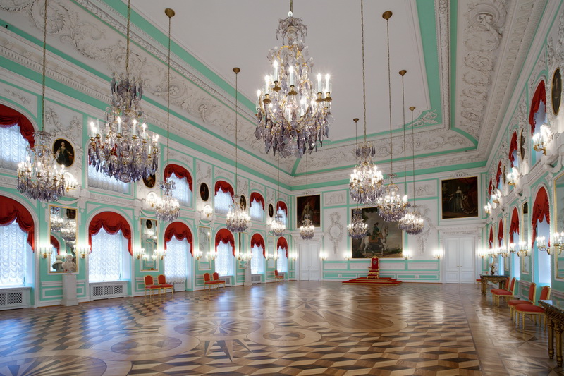 Тронный зал Большого петергофского дворца