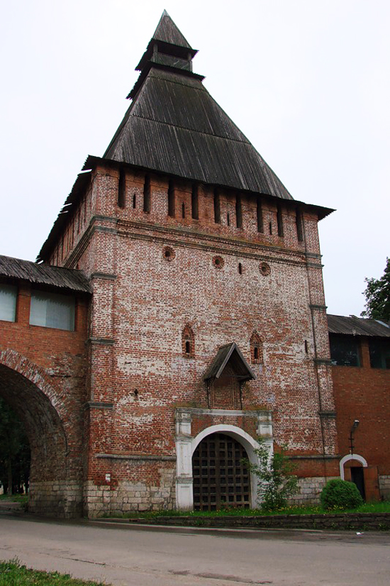 Башня Никольская, где расположен музей 