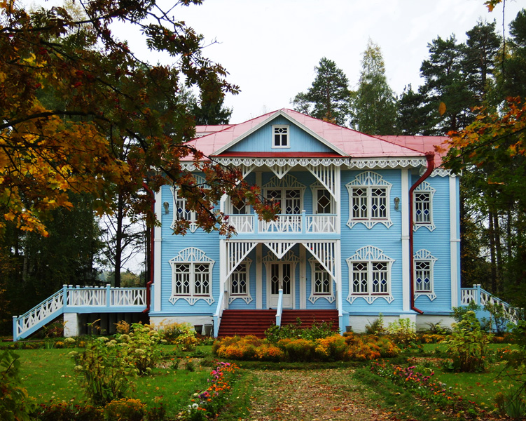 Голубой дом, в котором в зимнее время открыта Резиденция Снегурочки