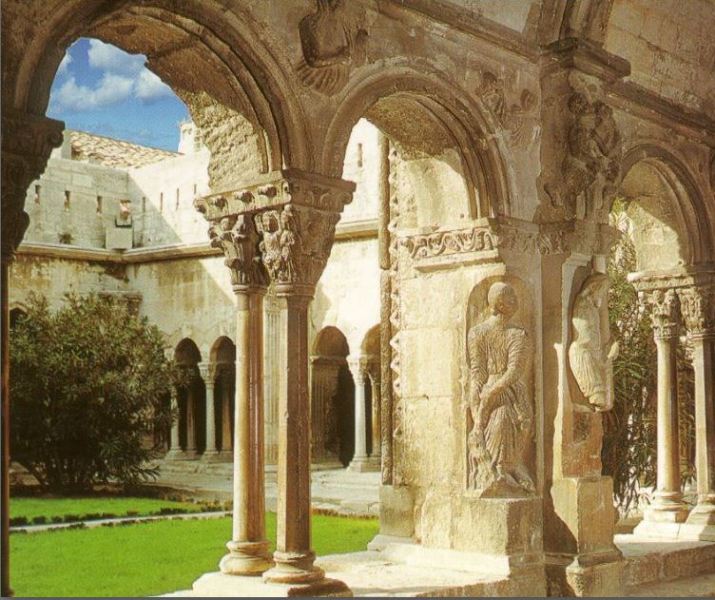 Клуатр (монастырский дворик) собора Сен-Трофим, Арль, Франция