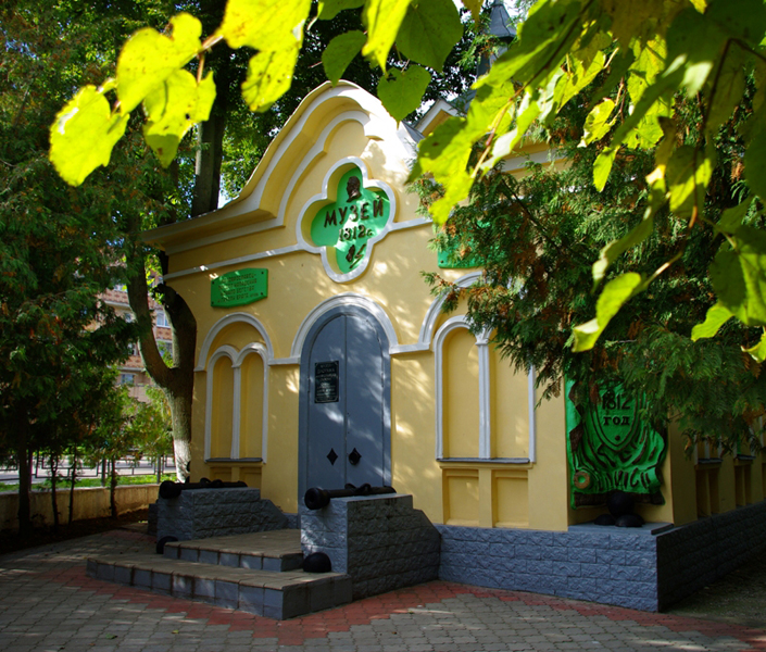 Здание музея по ул. Московская,13 -  бывшая часовня Свято-Николаевского Черноостровского монастыря