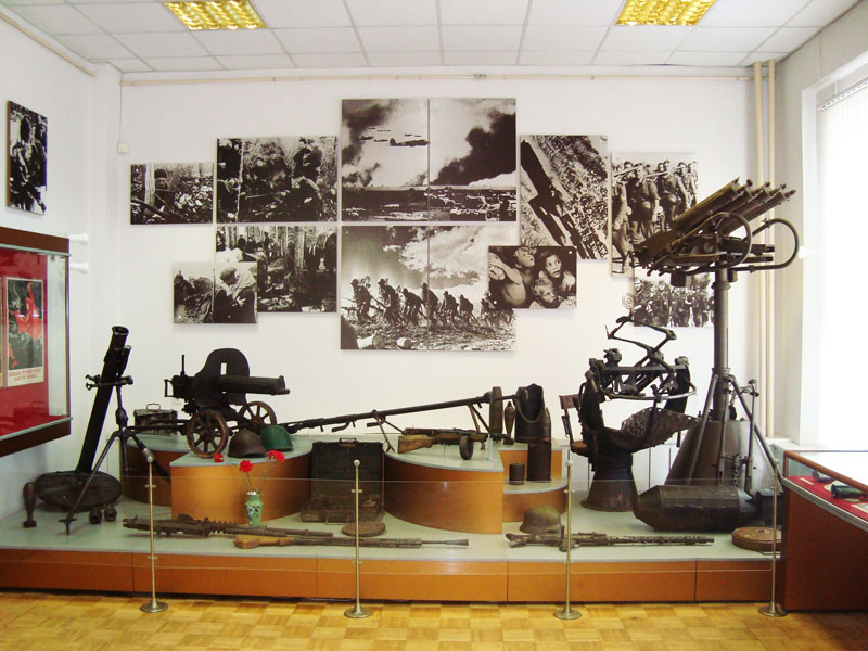 Подиум с оружием в музее Северо-Западного фронта