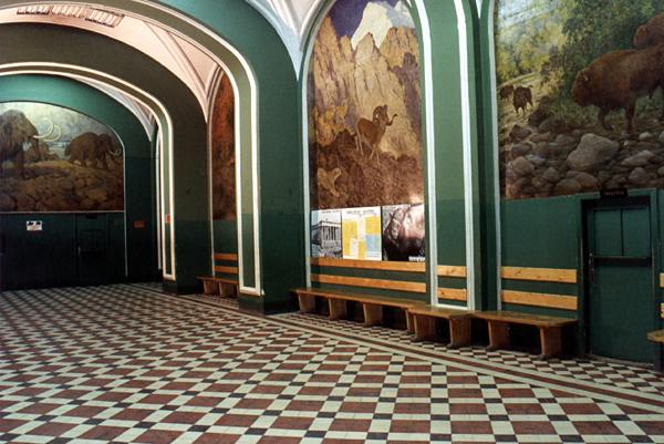 Холл музея с полотнами Ватагина