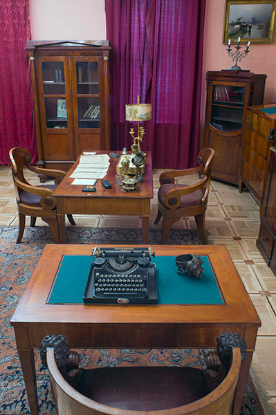 Рабочее место писателя с пишущей машинкой