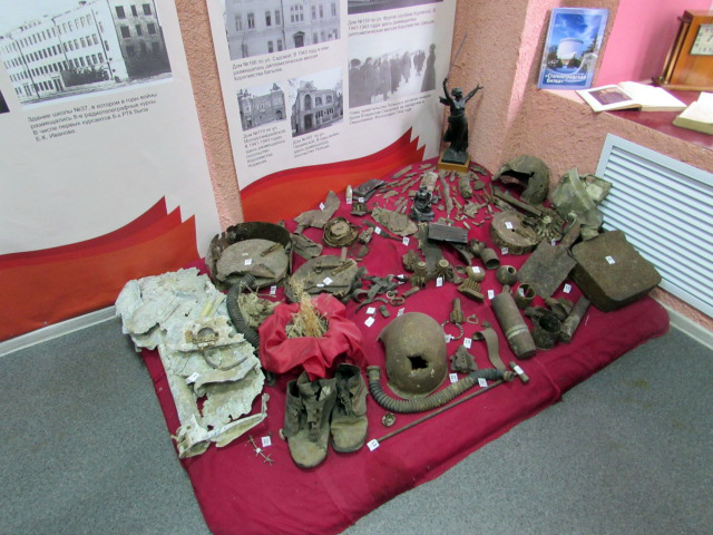 Импровизированный Мамаев курган из предметов, собранных с полей сражения Сталинградской битвы поисковым отрядом 