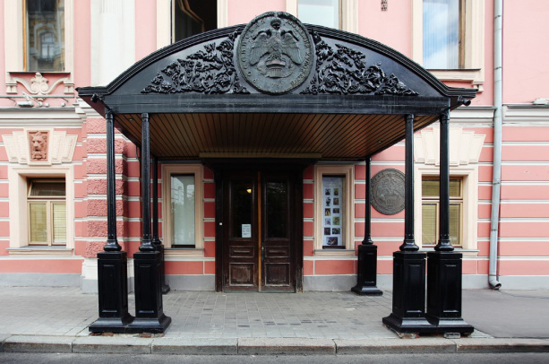 Главный вход в Выставочные залы и Президиум Российской Академии художеств