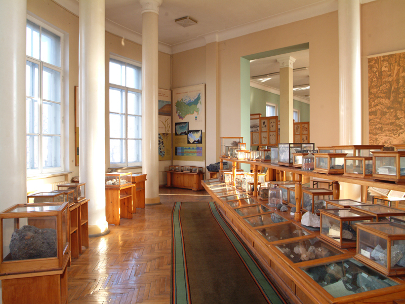 Второй этаж музея, геологические экспонаты
