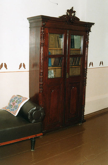 Мемориальная комната - кабинет Б. Пастернака. Книжный шкаф