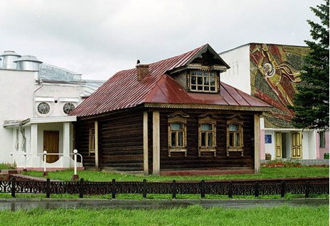 Деревянный деревенский дом, где воссоздан быт семьи Терешковых