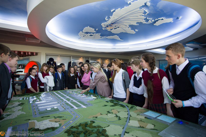 Школьная экскурсия. Сверху маршрутная сеть аэропорта Шереметьево