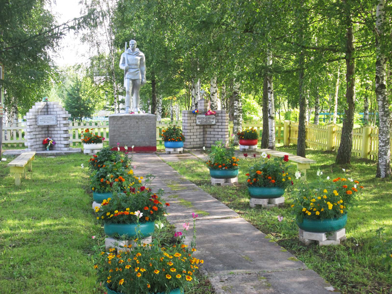 Памятник погибшим воинам, расположенный на территории школы