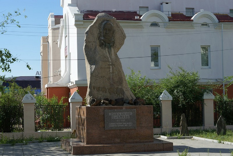 Памятник Г. Цыбикову у здания музея