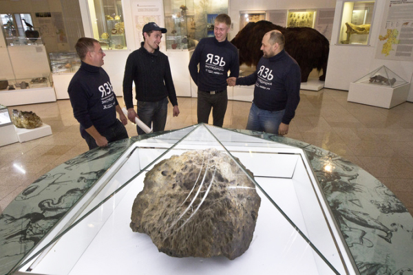 Водолазы, поднявшие со дна Чебаркульский метеорит, проведали его в челябинском музее